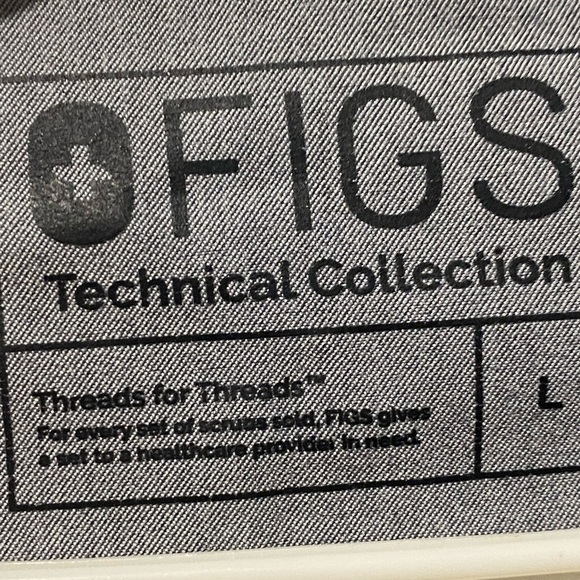 Figs Scrubs Women Sz L gray color with pockets in front - Picture 6 of 7